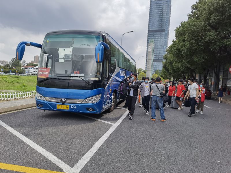 商務(wù)車公司助力各大院校開學